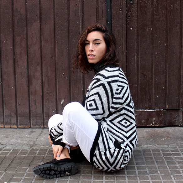 15-colgadas-de-una-percha-blanche-blanco-white-gris-grey-peto-dungarees-mocasines-loafers-b-&-w-negro-black-estampado-geometrico-geometric-print-1