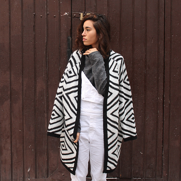 15-colgadas-de-una-percha-blanche-blanco-white-gris-grey-peto-dungarees-mocasines-loafers-b-&-w-negro-black-estampado-geometrico-geometric-print-10