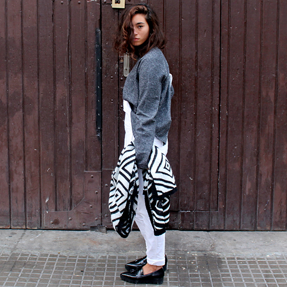 15-colgadas-de-una-percha-blanche-blanco-white-gris-grey-peto-dungarees-mocasines-loafers-b-&-w-negro-black-estampado-geometrico-geometric-print-2