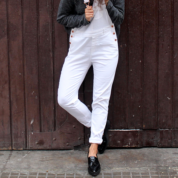 15-colgadas-de-una-percha-blanche-blanco-white-gris-grey-peto-dungarees-mocasines-loafers-b-&-w-negro-black-estampado-geometrico-geometric-print-5