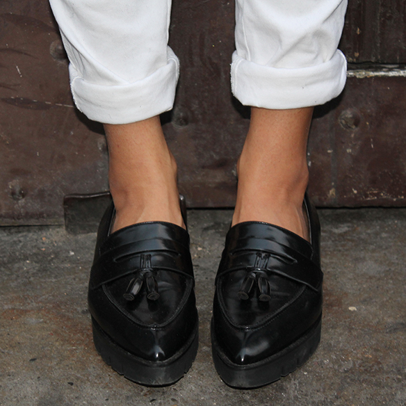 15-colgadas-de-una-percha-blanche-blanco-white-gris-grey-peto-dungarees-mocasines-loafers-b-&-w-negro-black-estampado-geometrico-geometric-print-6