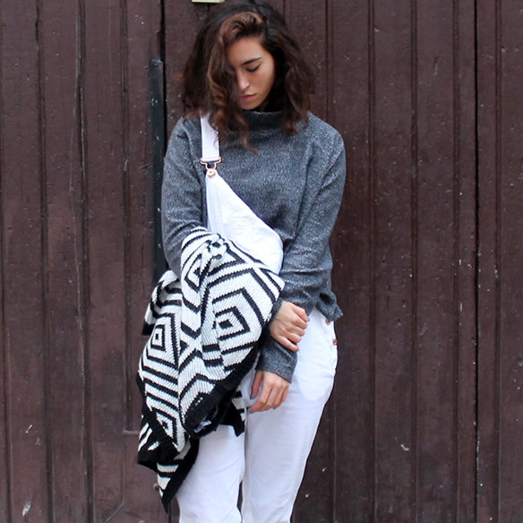 15-colgadas-de-una-percha-blanche-blanco-white-gris-grey-peto-dungarees-mocasines-loafers-b-&-w-negro-black-estampado-geometrico-geometric-print-7