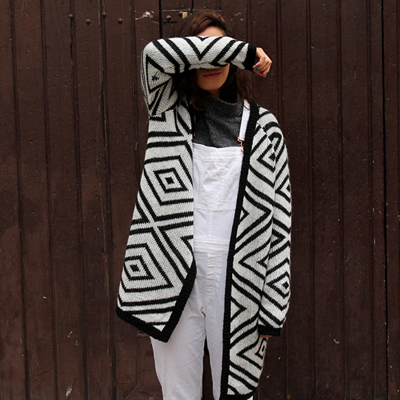 15-colgadas-de-una-percha-blanche-blanco-white-gris-grey-peto-dungarees-mocasines-loafers-b-&-w-negro-black-estampado-geometrico-geometric-print-9