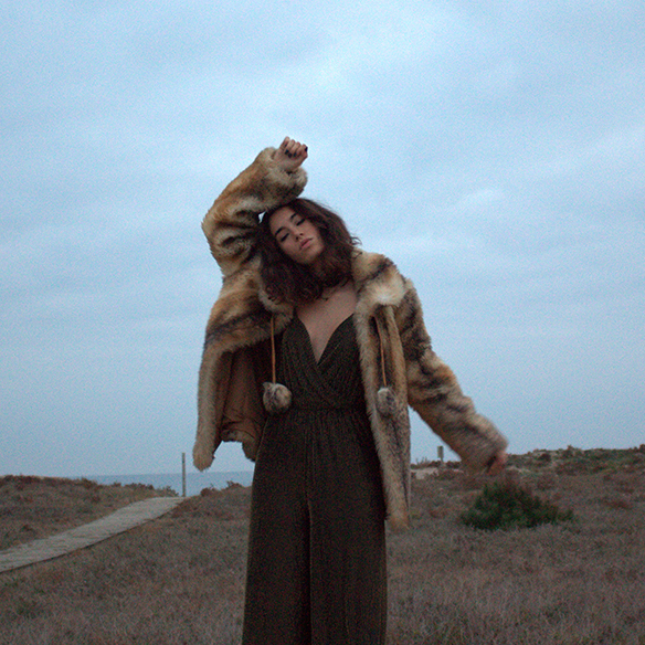 15-colgadas-de-una-percha-blanche-fin-de-año-nochevieja-new-years-eve-mono-jumpsuit-culottes-fur-coat-abrigo-pelo-1