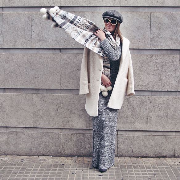 15-colgadas-de-una-percha-carla-kissler-vestido-largo-de-punto-gris-grey-long-knitted-dress-white-teddy-coat-blanco-1