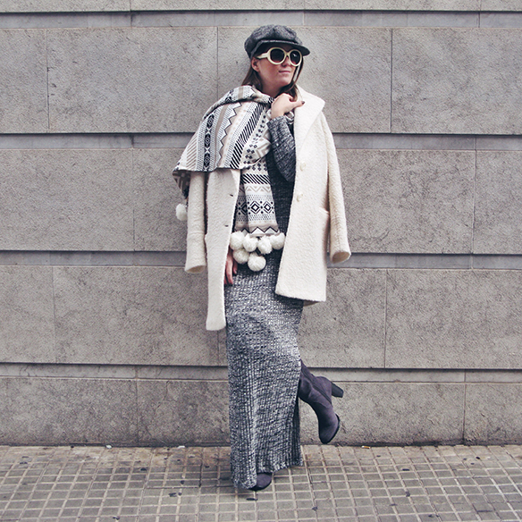 15-colgadas-de-una-percha-carla-kissler-vestido-largo-de-punto-gris-grey-long-knitted-dress-white-teddy-coat-blanco-10