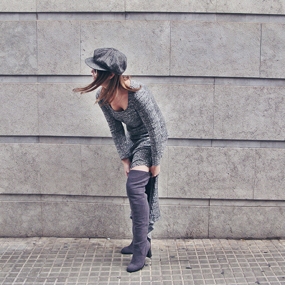 15-colgadas-de-una-percha-carla-kissler-vestido-largo-de-punto-gris-grey-long-knitted-dress-white-teddy-coat-blanco-2