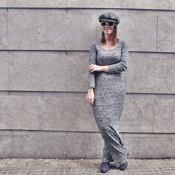 15-colgadas-de-una-percha-carla-kissler-vestido-largo-de-punto-gris-grey-long-knitted-dress-white-teddy-coat-blanco-3