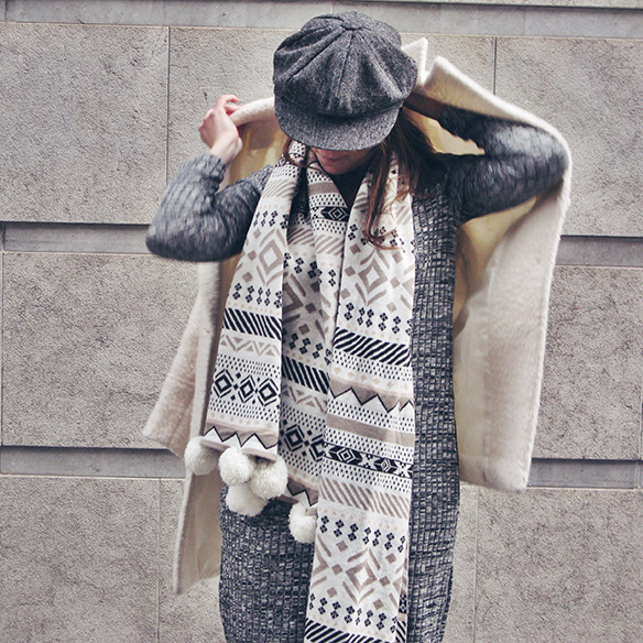 15-colgadas-de-una-percha-carla-kissler-vestido-largo-de-punto-gris-grey-long-knitted-dress-white-teddy-coat-blanco-4