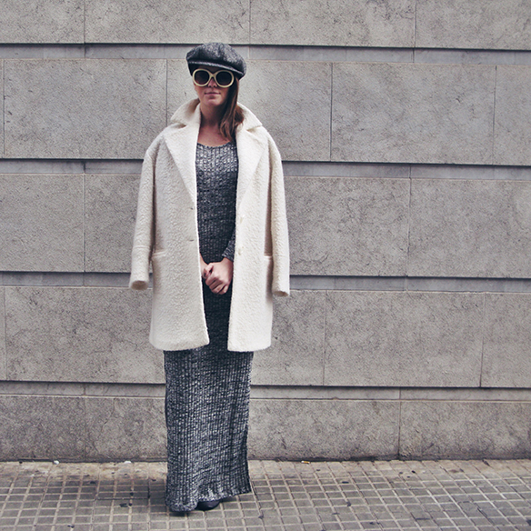 15-colgadas-de-una-percha-carla-kissler-vestido-largo-de-punto-gris-grey-long-knitted-dress-white-teddy-coat-blanco-6