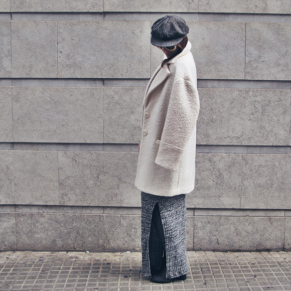 15-colgadas-de-una-percha-carla-kissler-vestido-largo-de-punto-gris-grey-long-knitted-dress-white-teddy-coat-blanco-7