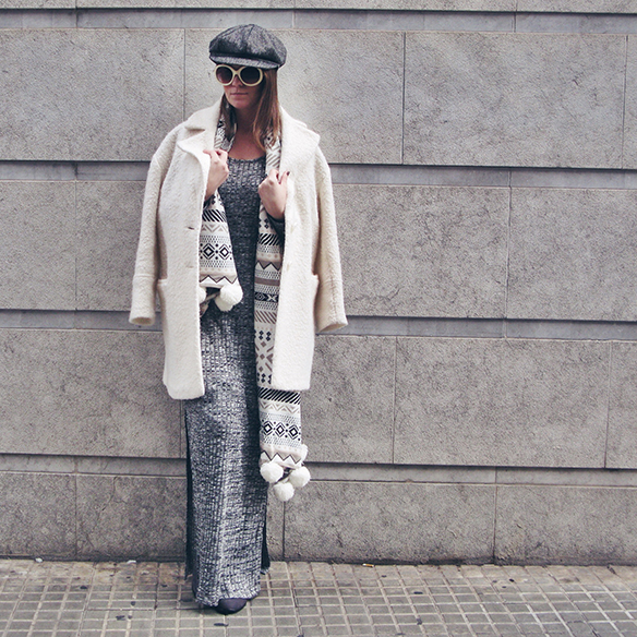 15-colgadas-de-una-percha-carla-kissler-vestido-largo-de-punto-gris-grey-long-knitted-dress-white-teddy-coat-blanco-8