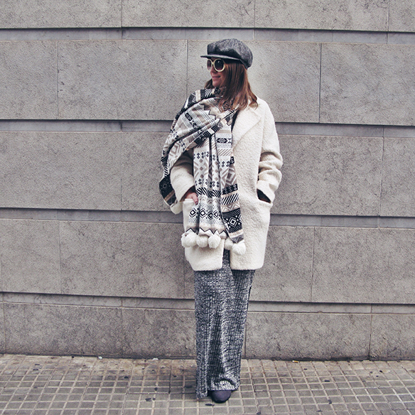 15-colgadas-de-una-percha-carla-kissler-vestido-largo-de-punto-gris-grey-long-knitted-dress-white-teddy-coat-blanco-9