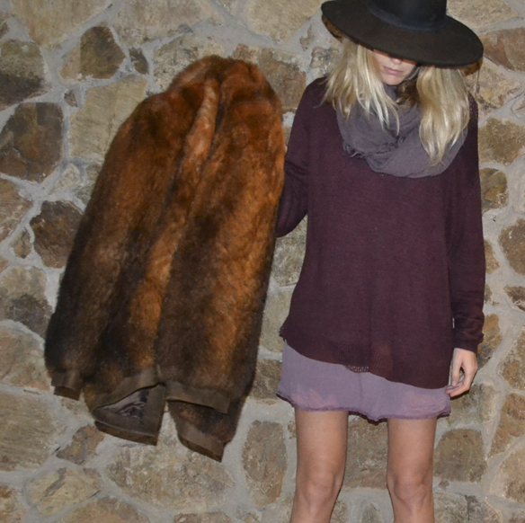 15-colgadas-de-una-percha-gina-carreras-navidad-christmas-marsala-abrigo-pelo-fur-coat-sombrero-hat-2