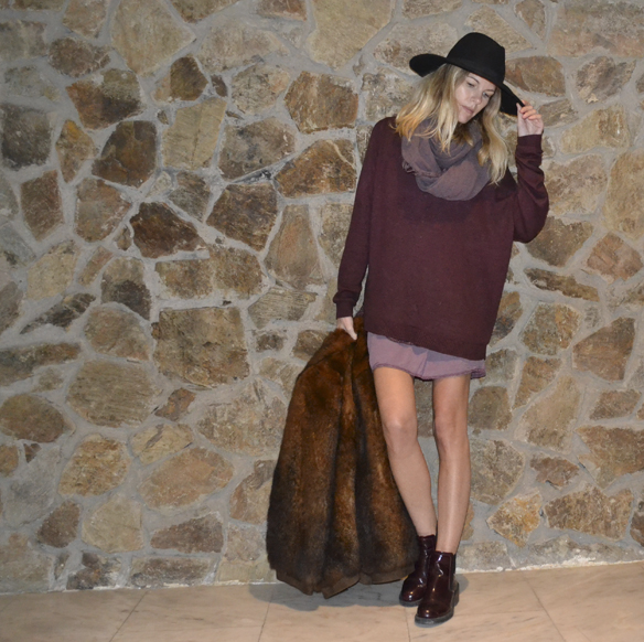 15-colgadas-de-una-percha-gina-carreras-navidad-christmas-marsala-abrigo-pelo-fur-coat-sombrero-hat-3