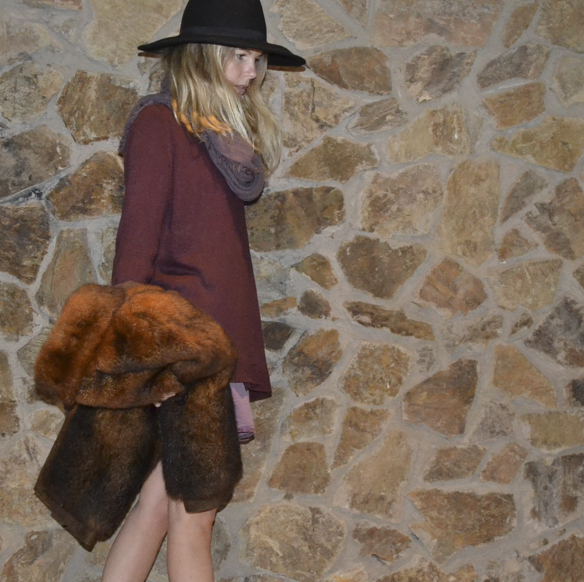 15-colgadas-de-una-percha-gina-carreras-navidad-christmas-marsala-abrigo-pelo-fur-coat-sombrero-hat-4