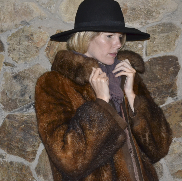 15-colgadas-de-una-percha-gina-carreras-navidad-christmas-marsala-abrigo-pelo-fur-coat-sombrero-hat-5