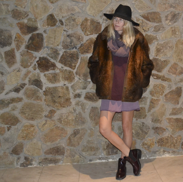 15-colgadas-de-una-percha-gina-carreras-navidad-christmas-marsala-abrigo-pelo-fur-coat-sombrero-hat-7