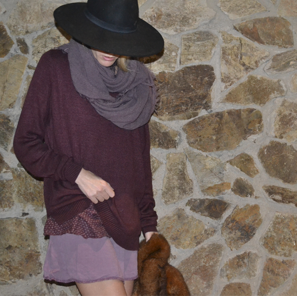 15-colgadas-de-una-percha-gina-carreras-navidad-christmas-marsala-abrigo-pelo-fur-coat-sombrero-hat-9