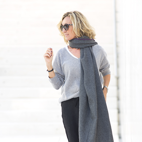 15-colgadas-de-una-percha-maica-jau-foulard-stone-fular-bufanda-scarf-pañuelo-gris-grey-botines-booties-2