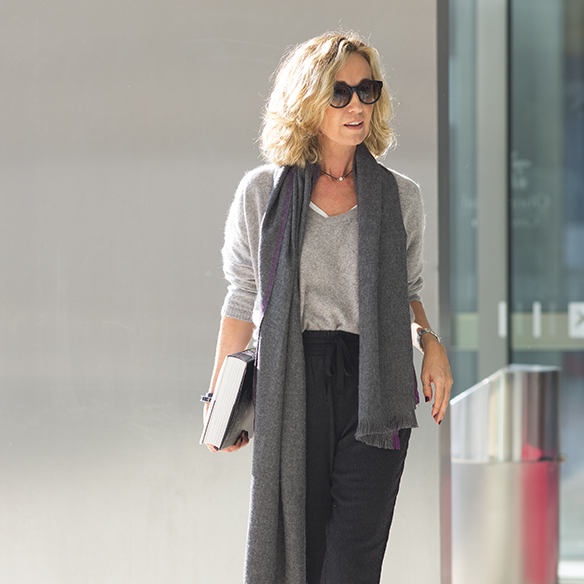 15-colgadas-de-una-percha-maica-jau-foulard-stone-fular-bufanda-scarf-pañuelo-gris-grey-botines-booties-8