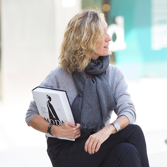 15-colgadas-de-una-percha-maica-jau-foulard-stone-fular-bufanda-scarf-pañuelo-gris-grey-botines-booties-9