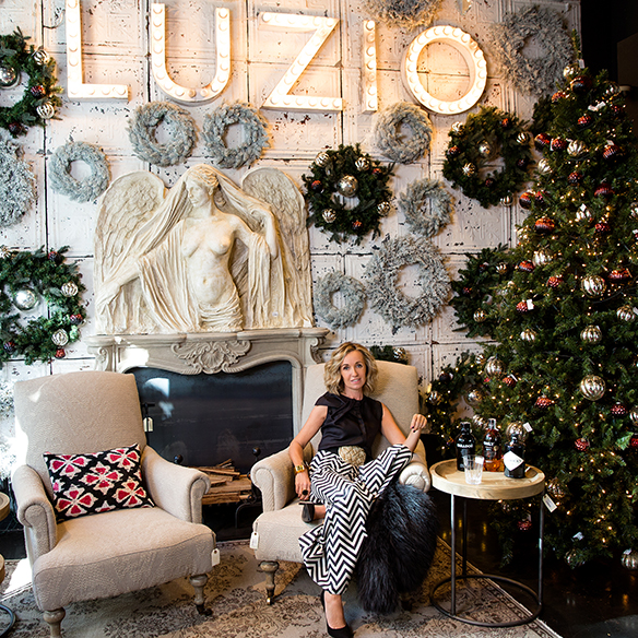 15-colgadas-de-una-percha-maica-jau-navidad-christmas-black-and-white-blanco-y-negro-zig-zag-flared-pant-acampanado-fur-coat-abrigo-pelo-luzio-10