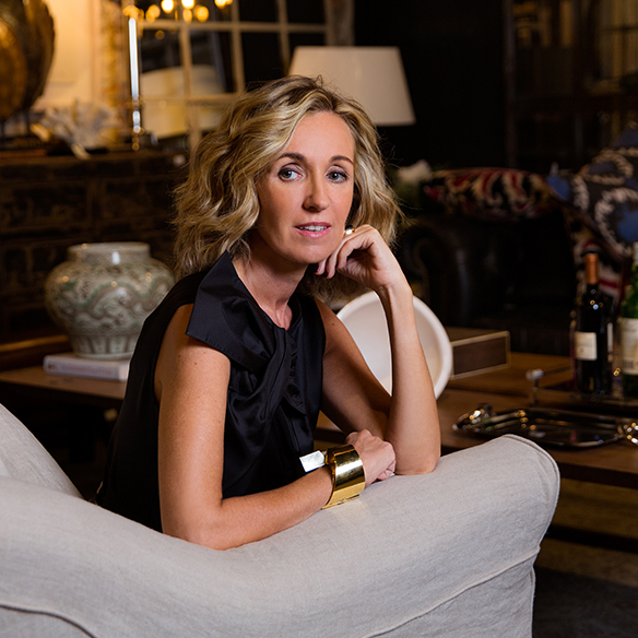 15-colgadas-de-una-percha-maica-jau-navidad-christmas-black-and-white-blanco-y-negro-zig-zag-flared-pant-acampanado-fur-coat-abrigo-pelo-luzio-3