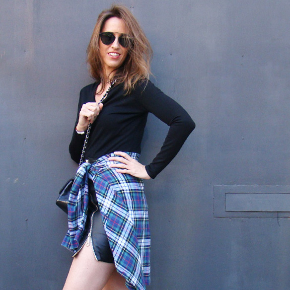 15-colgadas-de-una-percha-marta-r-leather-mini-skirt-mini-falda-cuero-camisa-anudada-cadera-shirt-tied-around-the-hips-1