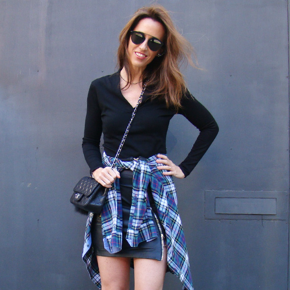 15-colgadas-de-una-percha-marta-r-leather-mini-skirt-mini-falda-cuero-camisa-anudada-cadera-shirt-tied-around-the-hips-10