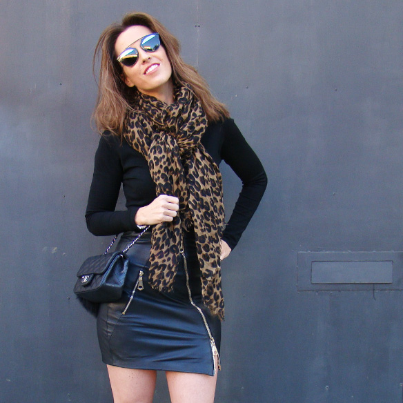 15-colgadas-de-una-percha-marta-r-leather-mini-skirt-mini-falda-cuero-camisa-anudada-cadera-shirt-tied-around-the-hips-4