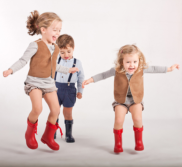 15-colgadas-de-una-percha-saltando-kids-salt-&-do-kids-zapatos-niños-niñas-barcelona-calzado-infantil-children-footwear-11