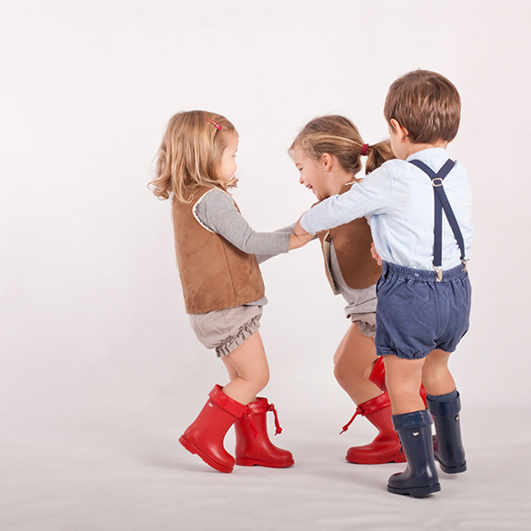 15-colgadas-de-una-percha-saltando-kids-salt-&-do-kids-zapatos-niños-niñas-barcelona-calzado-infantil-children-footwear-12