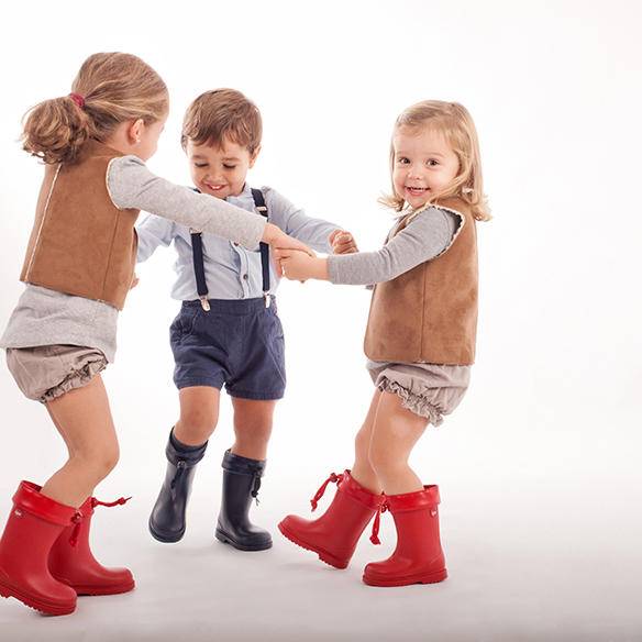 15-colgadas-de-una-percha-saltando-kids-salt-&-do-kids-zapatos-niños-niñas-barcelona-calzado-infantil-children-footwear-13