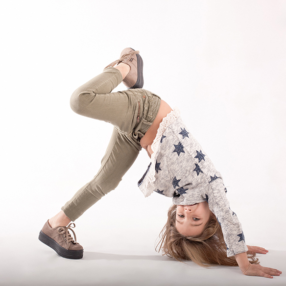 15-colgadas-de-una-percha-saltando-kids-salt-&-do-kids-zapatos-niños-niñas-barcelona-calzado-infantil-children-footwear-14