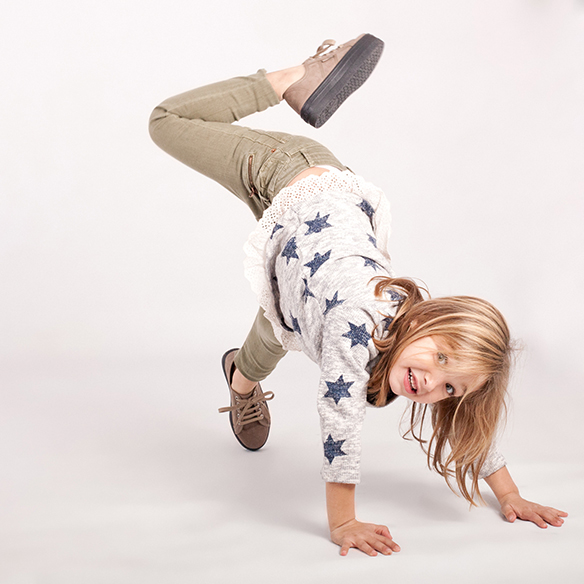 15-colgadas-de-una-percha-saltando-kids-salt-&-do-kids-zapatos-niños-niñas-barcelona-calzado-infantil-children-footwear-15