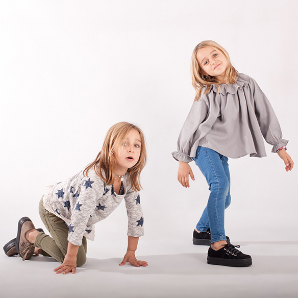 15-colgadas-de-una-percha-saltando-kids-salt-&-do-kids-zapatos-niños-niñas-barcelona-calzado-infantil-children-footwear-16