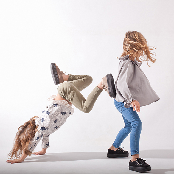 15-colgadas-de-una-percha-saltando-kids-salt-&-do-kids-zapatos-niños-niñas-barcelona-calzado-infantil-children-footwear-17