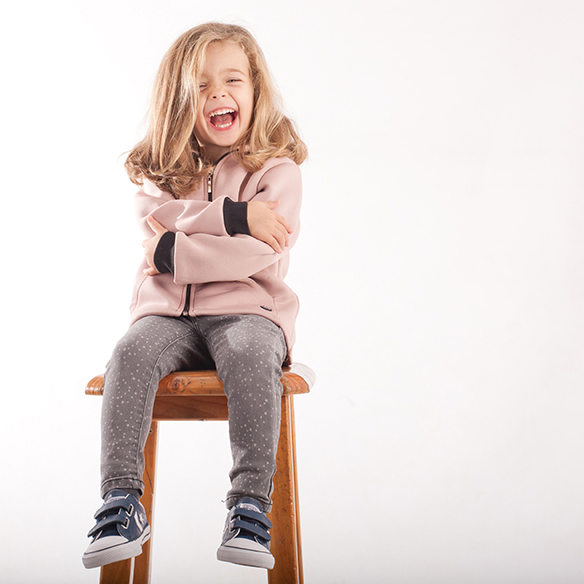 15-colgadas-de-una-percha-saltando-kids-salt-&-do-kids-zapatos-niños-niñas-barcelona-calzado-infantil-children-footwear-18