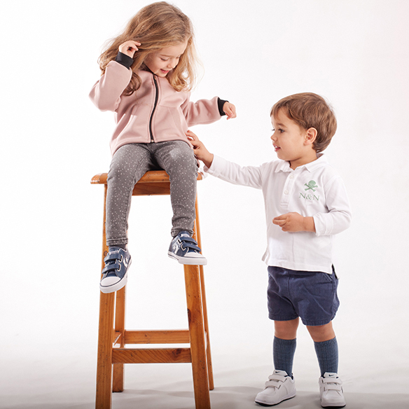 15-colgadas-de-una-percha-saltando-kids-salt-&-do-kids-zapatos-niños-niñas-barcelona-calzado-infantil-children-footwear-20