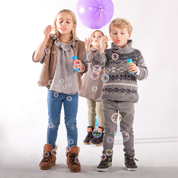 15-colgadas-de-una-percha-saltando-kids-salt-&-do-kids-zapatos-niños-niñas-barcelona-calzado-infantil-children-footwear-23