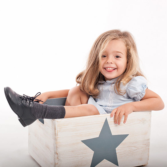 15-colgadas-de-una-percha-saltando-kids-salt-&-do-kids-zapatos-niños-niñas-barcelona-calzado-infantil-children-footwear-4