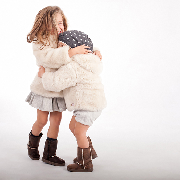 15-colgadas-de-una-percha-saltando-kids-salt-&-do-kids-zapatos-niños-niñas-barcelona-calzado-infantil-children-footwear-7