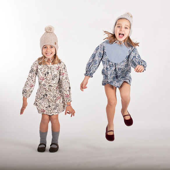 15-colgadas-de-una-percha-saltando-kids-salt-&-do-kids-zapatos-niños-niñas-barcelona-calzado-infantil-children-footwear-9