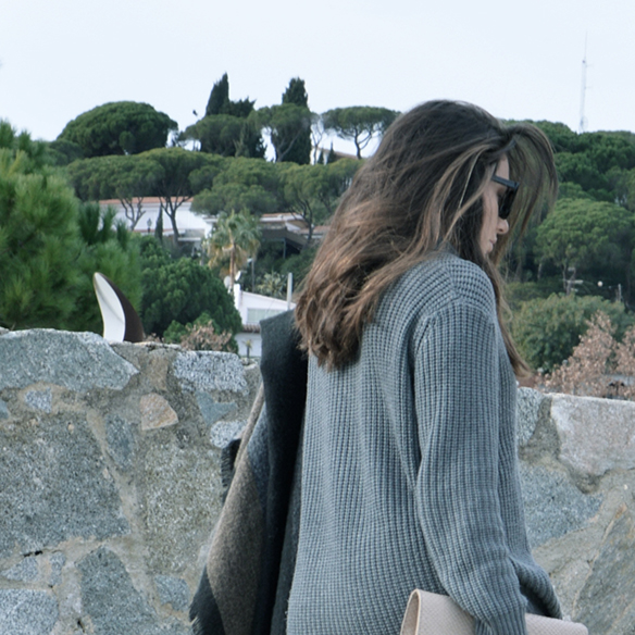 15-colgadas-de-una-percha-alicia-alvarez-gris-grey-monochromatic-look-monocromatico-2