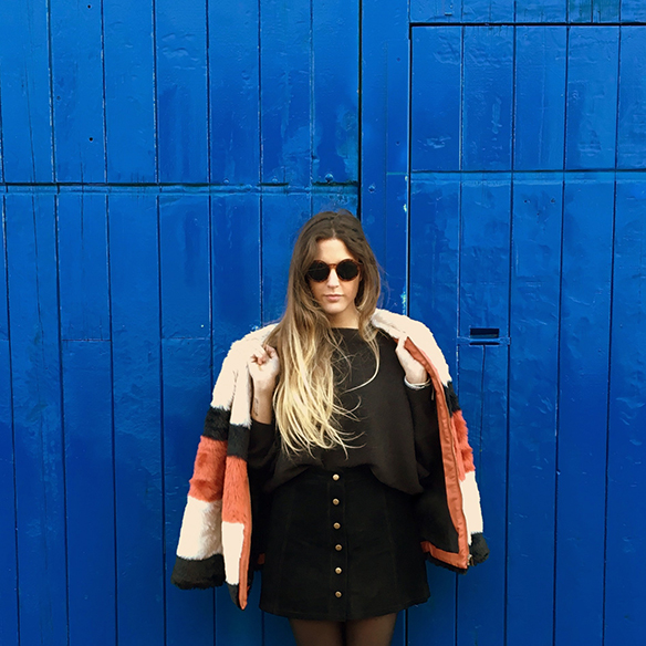 15-colgadas-de-una-percha-anna-duarte-abrigo-de-pelo-de-colores-color-fur-coat-mini-falda-abotonada-buttoned-mini-skirt-total-black-look-negro-1