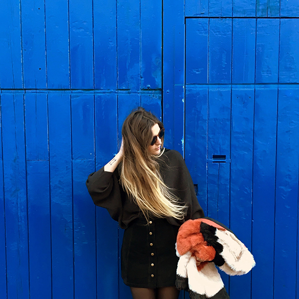 15-colgadas-de-una-percha-anna-duarte-abrigo-de-pelo-de-colores-color-fur-coat-mini-falda-abotonada-buttoned-mini-skirt-total-black-look-negro-2
