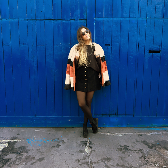 15-colgadas-de-una-percha-anna-duarte-abrigo-de-pelo-de-colores-color-fur-coat-mini-falda-abotonada-buttoned-mini-skirt-total-black-look-negro-4