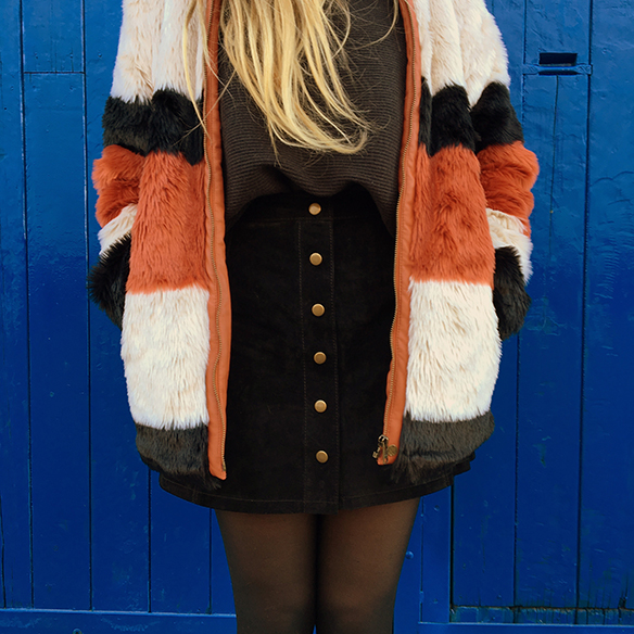 15-colgadas-de-una-percha-anna-duarte-abrigo-de-pelo-de-colores-color-fur-coat-mini-falda-abotonada-buttoned-mini-skirt-total-black-look-negro-5