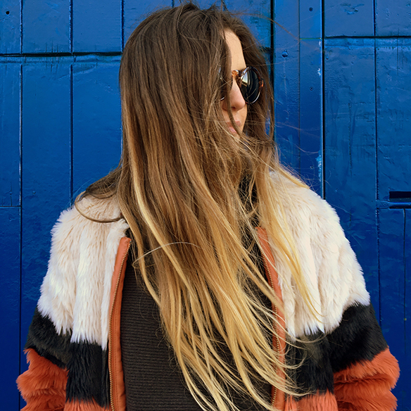 15-colgadas-de-una-percha-anna-duarte-abrigo-de-pelo-de-colores-color-fur-coat-mini-falda-abotonada-buttoned-mini-skirt-total-black-look-negro-6